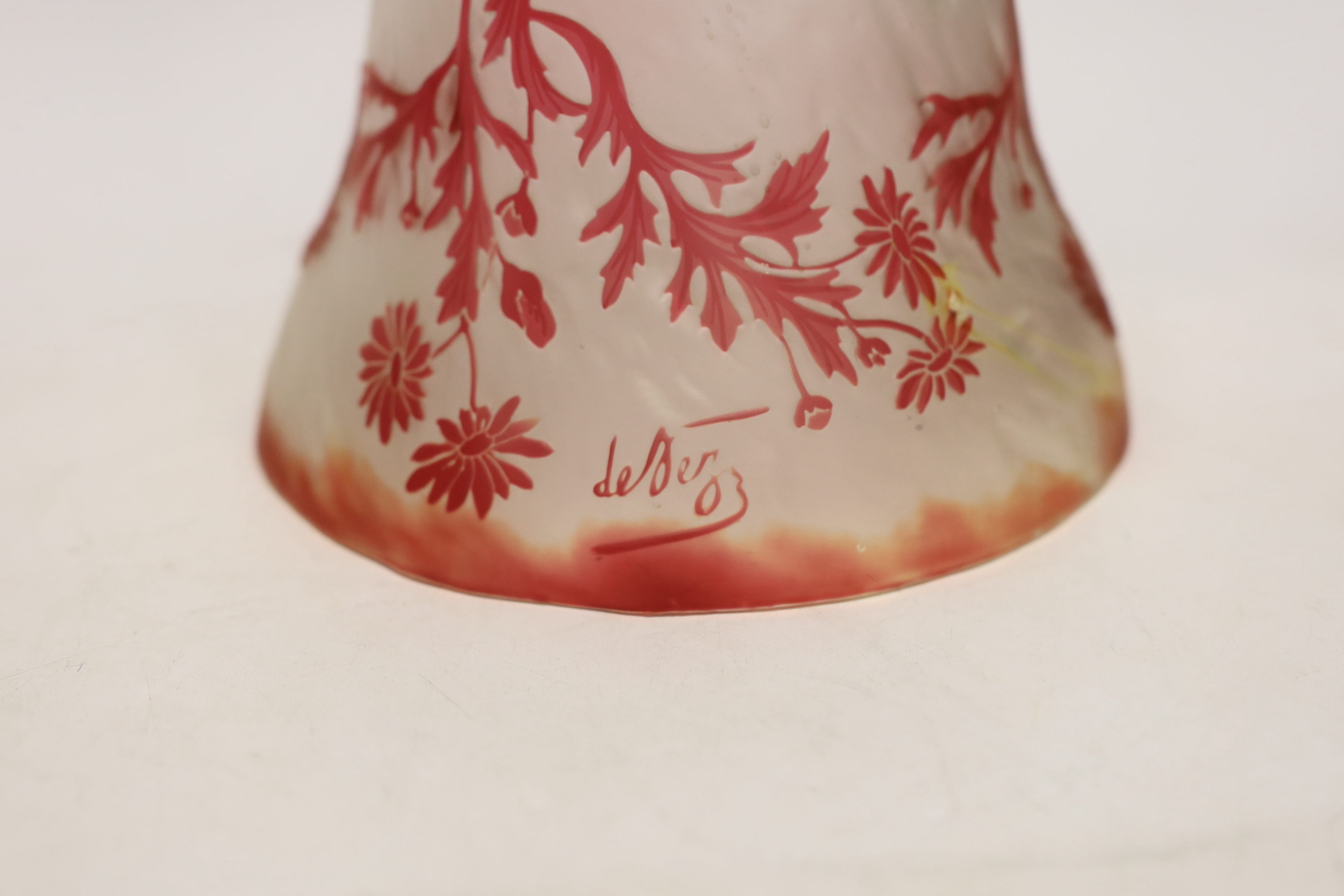 de Vez, an early 20th century cameo glass lamp shade, 25cm